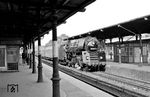 01 0525 rauscht mit D 336 nach Hamburg durch Berlin-Charlottenburg.  (30.07.1974) <i>Foto: Burkhard Wollny</i>