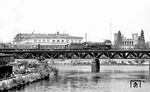 01 0525 überquert mit D 337 die Spreebrücke am Lehrter Bahnhof in Berlin und wird gleich den Ostteil der Stadt erreichen.  (03.08.1974) <i>Foto: Burkhard Wollny</i>