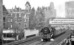 01 0525 dampft vor D 336 nach Hamburg durch die Häuserzeilen der Stadtbahn zwischen Zoologischer Garten und Savignyplatz. (04.08.1974) <i>Foto: Burkhard Wollny</i>