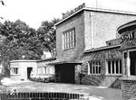 Der Bahnhof wurde ursprünglich 1874 an der Berlin-Potsdamer Eisenbahn für die Erschließung der Villensiedlung Neubabelsberg errichtet. Das auf dem Bild gezeigte Empfangsgebäude wurde 1931 entworfen und ist bis heute erhalten geblieben. Am 1. April 1938 wurde der Bahnhof wegen seiner Nähe zu den Filmstudios in Babelsberg-Ufastadt umbenannt. Eine weitere Umbenennung erfolgte 1949 in Griebnitzsee. Ab 1952 war Griebnitzsee Kontrollbahnhof zwischen der Ostzone und (West-)Berlin. Von 1961 bis 1989 war der Bahnhof für den Nahverkehr gesperrt und bis 1990 Grenzbahnhof und Grenzübergangsstelle zur DDR.  (1932) <i>Foto: RVM</i>