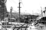 Blick in die Abstellgruppe des Bahnhofs Berchtesgaden Hbf mit Fahrzeugen der Königsseebahn vor dem großen Umbau als elektrischer Zweisystembahnhof. Links zweigt das Verbindungsgleis zum Königsseer Bahnhof ab. In der Mitte steht der Gütertriebwagen elT "601 München" (ab 1941: ET 194 01). (1930) <i>Foto: RVM</i>