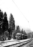 Ein Zug der Königsseebahn im Kreuzungsbahnhof Unterstein-Schönau. Die Bahn war seit ihrer Eröffnung am 29. Mai 1909 elektrifiziert. Bis zur Umstellung auf Wechselstrom im Jahre 1942 verkehrten hier die im Bild gezeigten 1000V-Gleichstrom-Triebwagen der bayerischen Reihe MBCL.  (1934) <i>Foto: RVM</i>