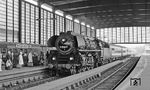 01 0532 (Bw Wittenberge) fährt mit D 1332 nach Hamburg in den Bahnhof Berlin-Zoologischer Garten ein. Am Bahnsteig steht das damals typische Publikum der "Interzonenzüge" - Rentner. (05.08.1974) <i>Foto: Burkhard Wollny</i>