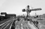Für das Verladen schwerer Lasten verfügte der Hamburger Hafen am Hannoverschen Bahnhof (später Hauptgüterbahnhof) über diesen groß dimensionierten DEMAG-Drehkran. Interessant sind auch die auf zwei Ebenen gebauten Reiterstellwerke "Hob" (Hannoverscher Bahnhof Ost Befehlsstellwerk), und der Stellwerksanbau der elektromechanischen Blockstelle "Ho" links über der Pfeilerbahn. Stellwerk "Hob" und Bk "Ho" wurden im Krieg zerstört, "Hob" wurde 1947 wieder in Betrieb genommen und 1998 zurückgebaut, "Ho" wurde nicht wieder aufgebaut. Der Kran überlebte übrigens den Krieg.  (1937) <i>Foto: Walter Hollnagel</i>