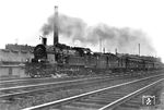 78 479 vom Bw Bremen P hat soeben mit Luxuszug 112 (Berlin Stadtbahn – Hoek van Holland – London) den Hauptbahnhof von Hannover verlassen und passiert nach wenigen hundert Metern den Ringlokschuppen am Hagenkamp mit seinem markarten Schornstein. Die Qualität der Aufnahme lässt etwas zu wünschen übrig, da die Originalpostkarte aus den 1920er Jahren sich im Auflösezustand befindet und nur so das Bild digital überhaupt noch für die Nachwelt gerettet werden konnte. (1924) <i>Foto: Rudolf Kreutzer</i>