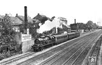 78 206 (Bw Essen Hbf) mit einer interessanten Wagengarnitur des "Ruhrschnellverkehrs" in Unterbarmen. Die Wagengarnitur besteht aus zwei seltenen Abteilwagen englischer Bauart von 1933 (BC4i-33 - LHW Breslau und C4i-33 - Fuchs Heidelberg) mit Seitengang und offenen Übergängen. Diese sind nicht im zweifarbigen Anstrich des Ruhrschnellverkehrs gestrichen, sondern wie der dritte Wagen in RAL 6008 Braungrün. Die DRG beschaffte diese Type speziell für den Ruhrschnellverkehr.  (1938) <i>Foto: RVM-Filmstelle Berlin (Bellingrodt)</i>