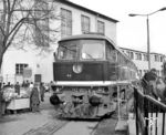 Die DR 142 001 war damals die stärkste einmotorige Diesellok Europas. 1977 und 1978 wurden insgesamt sechs Lokomotiven mit einer Motorleistung von 4000 PS (2940 kW) in Betrieb genommen. Eingesetzt wurden sie in einem Sonderplan auf den nicht elektrifizierten Strecken im Norden der DDR. Dazu gehörten auch die 3600 t schweren Kesselwagenzüge zwischen dem Ölhafen Rostock und dem Petrolchemischen Kombinat Schwedt. Die auf der Leipziger Frühjahrsmesse 1975 (Foto) gezeigte Lok war allerdings nicht identisch mit der späteren DR 142 001 und ging nach der Messe zurück an das Diesellokforschungsinstitut Kolomna bei Moskau. Dort stand sie noch im März 1999 mit der DR-Beschilderung, obwohl die Lok eigentlich als TE 129-001 geführt wurde. Sie wurde dann an die EBG verkauft und kam am 7.7.1999 mit der Eisenbahnfähre in Mukran an. Danach kam sie zur Sammlung Falz nach Falkenberg/Elster, wo sie vor sich hin rostet. (09.03.1975) <i>Foto: Joachim Claus</i>