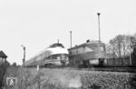 In Berlin-Karlshorst begegnen sich 175 015 (ex VT 18.16.08, Baujahr 1968) und das Vorkriegsmodell 182 001 (ex SVT 137 273, Baujahr 1938).  (19.04.1975) <i>Foto: Joachim Claus</i>