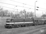 DR 211 001 (VEB Lokomotivbau Elektrotechnische Werke -Hans Beimler-, Hennigsdorf (LEW), Abnahme am 30.12.1960) war während ihrer gesamten Einsatzzeit vom  19.01.1961 bis 14.05.1993 beim Bw Halle P stationiert und ist hier in Leipzig unterwegs. (09.03.1975) <i>Foto: Joachim Claus</i>