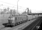 DR 218 031 (E 18 31) mit einem Gex (Gepäck- und Expreßgutzug) in Leipzig. (09.03.1975) <i>Foto: Joachim Claus</i>