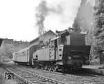 94 2043 im Bahnhof Eibenstock ob Bf, 3 Wochen vor der Betriebseinstellung der Strecke. Mit einer Neigung von 50 Promille war sie damals die steilste Eisenbahnstrecke Sachsens. Daher gab es zahlreiche Sicherheitsvorschriften für den Zugverkehr. So mussten sämtliche Züge auf der Bergfahrt geschoben und auf der Talfahrt gezogen werden, damit sich beim Bruch einer Schraubenkupplung nicht der ganze Wagenzug selbständig machte. Die Dampflok wurde immer mit der Rauchkammer zum Berg an den Zug gekuppelt, um ein Ausglühen der Feuerbüchse wegen Wassermangels zu vermeiden. Zusätzlich durften nur Loks eingesetzt werden, die mit vier unabhängig voneinander wirkenden Bremsen (Druckluftbremse - Zusatzbremse - Handbremse und Gegendruckbremse) ausgestattet waren. (02.09.1975) <i>Foto: Joachim Claus</i>