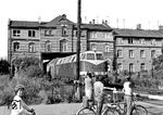 DR 118 697 unterfährt die ehemalige Eingangshalle des ersten Warnemünder Bahnhofs, der von 1886 bis 1903 bestanden hat. Das Bahnhofsgebäude wurde bei der Streckenverlängerung zum neuen Fährbahnhof in Warnemünde im Jahre 1903 untertunnelt und verschwand erst 1984 mit der Elektrifizierung. (08.1981) <i>Foto: Wolfhard Eschenburg</i>