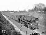 35 1100 (23 1100 vom Bw Wittenberg) mit dem P 3517 (Berlin-Schöneweide ab 16.31 Uhr - Halle/S) wurde offenbar von einer ganzen Schar von Fotografen bei Berlin-Altglienicke erwartet. (19.04.1975) <i>Foto: Joachim Claus</i>