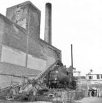 Noch voll beschildert verdiente die ehemalige 52 5232 (Oberschlesische Lokomotivwerke AG Kattowitz, Werk Kronau, Abnahme am 02.10.1943) ihr Gnadenbrot als Heizlok in Leipzig-Engelsdorf. Ende 1975 wurde sie zerlegt. (25.04.1975) <i>Foto: Joachim Claus</i>