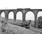 50 3127 (Bw Karl-Marx-Stadt) fährt mit einem Güterzug unter dem Hetzdorfer Viadukt hindurch, das gerade von zwei G 12 befahren wird. (09.1976) <i>Foto: Joachim Claus</i>