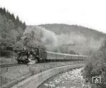 58 1800 mit einem Personenzug nach Johanngeorgenstadt an der Schwarzwasser bei Antonsthal. (09.1976) <i>Foto: Joachim Claus</i>
