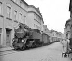 Der Klassiker von der Durchfahrt der "Molli" in Bad Doberan durfte in der Sammlung von Joachim Claus natürlich auch nicht fehlen. (06.1976) <i>Foto: Joachim Claus</i>