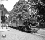 99 2331, eine der drei im Jahr 1961 von den Werkbahnen der SDAG Wismut zum Molli gekommenen Maschinen und hier als Baureihe 99.33 (99 331 bis 333) eingereiht, in der Goethestraße in Bad Doberan. Sie dient noch heute hier als Reservelok. (06.1976) <i>Foto: Joachim Claus</i>
