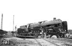 Die frisch ausgebesserte Kasselaner 01 046 mit angebrachtem Indiziergerät und neuem Tender der Serienbauart 2'2' T 34 auf der Drehscheibe des RAW Frankfurt-Nied. Gerade wird sie nach einer L3-Ausbesserung für die Probefahrt vorbereitet. (03.1938) <i>Foto: RVM (Trost)</i>