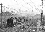 01 2204 und 01 2066 (beide Bw Dresden) mit D 1052 aus Stralsund in Dresden-Neustadt. der Saisonschnellzug verkehrte über Nacht und führte auch Liegewagen mit. (17.08.1971) <i>Foto: Joachim Claus</i>