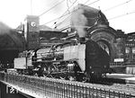 01 2226 (Bw Berlin-Ostbahnhof) vor der majestätischen Halle des Dresdner Hauptbahnhofs. (19.08.1971) <i>Foto: Joachim Claus</i>