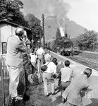 Die Teilnehmer des 18. MOROP-Kongresses (Union Européenne des Modélistes Ferroviaires et des Amis des Chemins de Fer) starten von Dresden aus zu einer Sonderfahrt mit der sächsischen XII H2 38 308 ins Elbtal. In Königstein (Sächsische Schweiz) wurde ein Fotohalt eingelegt.  (20.08.1971) <i>Foto: Joachim Claus</i>