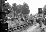 Eine weitere Sonderfahrt der MOROP-Teilnehmer führte ins Weißeritztal. In Malter wird Aufstellung genommen. (18.08.1971) <i>Foto: Joachim Claus</i>