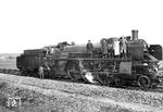 18 302 (Bw Offenburg) auf Probefahrt des RAW Offenburg bei Emmendingen, nachdem sie mit Windleitbleche und elektrischer Beleuchtung ausgestattet wurde, hier noch mit konstruktiv getrennter Turbine und Generator. Ebenfalls erwähnenswert ist der Aufstieg zum Umlauf vor dem Niederdruck-Zylinderblock, der das Griffloch im Windleitblech erklärt. Am 22. Januar 1942 verunglückte 18 302 im Bahnhof Klecken nahe Buchholz (Kr Harburg) schwer, als sie mit 03 259 zusammenstieß und 15m in die Tiefe stürzte.  (31.03.1928) <i>Foto: Slg. Eisenbahnstiftung</i>