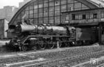 03 2153 ist mit einem Schnellzug aus Leipzig in Berlin-Ostbahnhof eingetroffen. Die Lok war bis zum Schluss noch mit einem Tender der Bauart 2'2' T 32 unterwegs. Zudem hatte sie einen Reko-Kessel erhalten hat und war noch eine der Maschinen aus der Serie mit kleineren vorderen Laufrädern (850 mm bis 03 162, 1.000 mm ab 03 163). (04.1976) <i>Foto: unbekannt</i>
