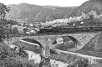 93 1124 (Bw Kreuzberg/Ahr) mit einem Personenzug bei Schuld auf der 1973 abgebauten Strecke Dümpelfeld—Lissendorf. (20.05.1937) <i>Foto: RVM-Filmstelle Berlin (Bellingrodt)</i>