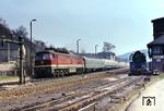 132 351 überholt vor D 303 (Berlin - München) den am Außenbahnsteig wartenden P 3003 nach Saalfeld mit 01 0533. (18.04.1978) <i>Foto: Peter Schiffer</i>