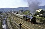 Blick von der bekannten Fotobrücke am Bahnhof Saalfeld (angesichts der vielen Fotografen auch als "Affenfelsen" bezeichnet) auf die mit D 504 nach Halle ausfahrende 01 0522. (06.1981) <i>Foto: Will A. Reed</i>