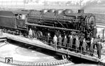 Aus welchem Anlass sich die Herrschaften mit der Zwickauer 43 023 auf der Drehscheibe im Bw Reichenbach (Vogtl) präsentierten, ist nicht überliefert. Möglicherweise ging es um die Inbetriebnahme des neuen Lokschuppens 3 mit der 23 m Drehscheibe und deren Belastung mit der schwersten dort eingesetzten Güterzuglok-Bauart. Die Lok selbst war nicht mehr lange im Einsatz. Schon 1948 wurde sie beim Bw Lübbenau in den Schadpark abgestellt, die Schrottaktion 1950 besiegelte ihr Schicksal. Nach der Verschrottung folgte die formelle Ausmusterung durch die GdR, anschließend zum 30.09.1950 die Absetzung vom Lokstand der RBD Cottbus. (1938) <i>Foto: RVM</i>