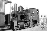 Zwei junge Damen begrüßen das Personal der 99 211, die 1929 von Henschel in Kassel speziell für die Wangerooger Inselbahn gebaut worden war. Auffällig ist die als Spitzensignal umfunktionierte Zugschlusslaterne.  (1934) <i>Foto: Jürgens, Slg. Moll</i>