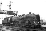01 012 (Bw Berlin Anhalter Bf) - die erste Serienlok der Baureihe 01 - in Leipzig Hbf. Sie hatte einen Schnellzug von Berlin Ahb nach Leipzig gebracht, der das Gleis am Bahnsteig 6 bereits mit neuer Lokomotive in Richtung Weißenfels verlassen hat. 01 012 rollt anschließend rückwärts (auf dem Bild an der Stellung des Steuerungsgestänges erkennbar) bis zur Signalbrücke vor und wartet nun darauf, ins Bw Leipzig Hbf West fahren zu können. Die Schnellzuglok wurde ursprünglich mit kleinen Windleitblechen ausgeliefert, die später gegen eine größere Variante ausgetauscht wurden. Die Bleche der 01 012 weichen aber von der Regelausführung ab. Sie sind höher und besitzen außen im Bereich der beiden Knicke zusätzlich angebrachte Blechbänder. Außerdem sind am vorderen oberen Ende innen diagonal aufgenietete Verstärkungsstreben zu erkennen. Das Signal auf der Signalbrücke ist ebenfalls bemerkenswert. In Ausfahrtrichtung ist hier ein dreiflügeliges Hauptsignal zu sehen, das nach dem alten Signalbuch die Signalbegriffe Hp0 (Halt), Hp1 (Fahrt frei), Hp2 (Fahrt frei mit Geschwindigkeitsbeschränkung) und Hp3 (Fahrt frei mit Geschwindigkeitsbeschränkung wie bei Hp2, jedoch für einen anderen als den durch Hp2 gekennzeichneten Fahrweg) zeigen kann. Der Signalbegriff Hp3 wurde 1953 abgeschafft. Weiterhin ist am Mast ein vierter Signalflügel angebracht, der die Einfahrt in das Ziel-Bahnsteiggleis freigibt.  (1930) <i>Foto: Werner Hubert</i>