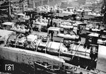Blick in die Fertigungshalle von Henschel in Kassel, in der gerade zahlreiche Bauzugloks kurz vor der Fertigstellung stehen, sowie im Vordergrund die im Bau befindliche 61 002. (1939) <i>Foto: RVM (Werkfoto)</i>