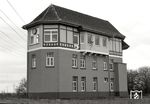 Das ehemalige Fahrdienstleiterstellwerk "Lw" (ex "Lwf") im Bahnhof Lehrte. (03.1978) <i>Foto: Benno Wiesmüller</i>