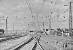 Blick in die Nordausfahrt des Bahnhofs Bebra mit den Streckengleisen nach Kassel (rechts) und nach links über die Cornberger Rampe in Richtung Göttingen. (1964) <i>Foto: Helmut Först</i>