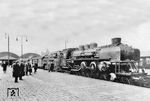 Die beim Bw Hamm (Westf) stationierte T 18 1001 mit Dampfturbine der Bauart Krupp-Zoelly ist am Tag ihrer Abnahme im alten Essener Hbf eingetroffen. Lok wie auch Bahnhof überlebten den Bombenhagel des Zweiten Weltkriegs nicht. Die Lok erwischte es 1940 im Heimat-Bw durch zwei Bombentreffer, worauf die Ausmusterung 1941 erfolgte. In den Jahren 1944 und 1945 wurde das Bahnhofsgebäude, wie auch die zweischiffige Bahnhofshalle komplett zerstört. (19.04.1926) <i>Foto: RVM</i>