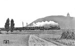 38 1890 vom Bw Minden (Westf) verlässt mit P 209 nach Hannover den Bahnhof Porta. Im Hintergrund trohnt das 1896 eingeweihte Kaiser-WilheIm-Denkmal an der Porta Westfalica.  (24.09.1933) <i>Foto: DLA Darmstadt (Bellingrodt)</i>