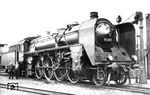 19 001 - zum Aufnahmezeitpunkt dem Bw Reichenbach (Vogtl) gehörend - wendet im Bw Leipzig Hbf Nord. Vor der Leerfahrt zum Hauptbahnhof hat Werner Hubert für das Personal noch ein Erinnerungsfoto gefertigt.  (1934) <i>Foto: DLA Darmstadt (Hubert)</i>