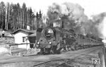 19 004 (Bw Reichenbach/Vogtl) mit Schubunterstützung am D 222 nahe der Blockstelle Seerenteich vor Klingenberg-Colmnitz. (1934) <i>Foto: DLA Darmstadt (Hubert)</i>