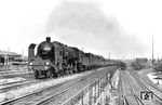 19 005 vom Bw Reichenbach (Vogtl) vor D 110 (Dresden – München) auf der 1:60 Rampe in Höhe Lokhaus IV des Bw Dresden-Altstadt. Im Bw-Gelände rechts rangiert eine preußische T 9³ (BR 91³).  (07.08.1927) <i>Foto: DLA Darmstadt (Hubert)</i>