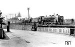 Mit einem Schnellzug nach Dresden stehen 19 012 (Bw Dresden-Altstadt) und 19 007 (Bw Reichenbach/Vogtl) auf der Südseite des Inselbahnhofs Reichenbach (Vogtl) ob Bf abfahrbereit. Der Bahnhofsteil wurde 2001 aufgegeben und zum Bahnhofsvorplatz umgebaut.  (08.1934) <i>Foto: DLA Darmstadt (Hubert)</i>