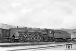 Die Reichenbacher 19 020 ist zu Gast im Bw Nürnberg Hbf. Vor dem 30-ständigen Ringlokschuppen 1 werden letzte Vorbereitungen für die Rückfahrt getroffen, während auf der Drehscheibe eine bayerische P 3/5 H (Baureihe 38.4) wendet.  (20.06.1932) <i>Foto: DLA Darmstadt (Hubert)</i>