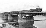 19 015 vom Bw Dresden-Altstadt mit P 472 (Dresden – Riesa – Leipzig) auf der Elbebrücke kurz vor dem Bahnhof Dresden-Neustadt.  (02.06.1936) <i>Foto: DLA Darmstadt (Hubert)</i>