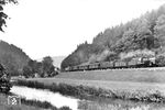 24 028 (Bw Freudenstadt) vor P 3098 am Nagoldufer bei Bad Liebenzell. Offenkundig war Hermann Maey mit Carl Bellingrodt zusammen auf Fototour. Bellingrodts Aufnahme ist unter der Bild-Nr. 45431 zu finden. (22.07.1937) <i>Foto: RVM-Filmstelle Berlin (Maey)</i>