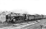 39 007 vom Bw Reichenbach (Vogtl) vor D 121 (Hof – Dresden – Breslau) in Netzschkau. Die Lok wurde 1961 noch in 22 075 rekonstruiert. (1935) <i>Foto: DLA Darmstadt (Hubert)</i>