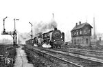 Am Stellwerk W23 verlassen 39 175 (Bw Leipzig Hbf Nord) und 19 006 (Bw Reichenbach/Vogtl) mit einem Eilzug den Leipziger Hauptbahnhof in Richtung Leipzig-Stötteritz. Hinter dem Stellwerk befindet sich das Bw Nord. Links verläuft das Gleisbündel aus Leipzig-Paunsdorf kommend, vorbei am Dresdner Güterbahnhof in den Hauptbahnhof.  (1934) <i>Foto: DLA Darmstadt (Hubert)</i>