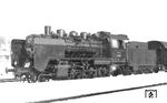 24 066 wurde im Januar 1932 fabrikneu dem Bw Treysa zugeteilt. Wenig später wurde sie im verschneiten Bahnhof Sondheim auf der Strecke nach Malsfeld angetroffen.  (02.1932) <i>Foto: Dr. Joachim Feißel</i>